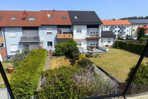 KILIAN IMMOBILIEN! REIHENENDHAUS MIT 108 M² + 309 M² GRUND IN ROTH! EBK * KELLER *KACHELOFEN *GARAGE – Die vollständige Adresse der Immobilie erhältst du vom Anbieter., 91154 Roth – Vorschaubild 91