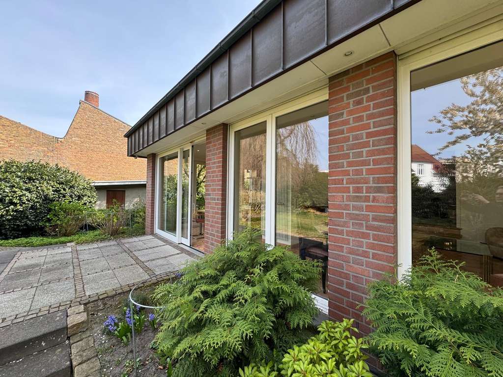 Freistehendes Einfamilienhaus mit Anbau, Garage und viel Potential
