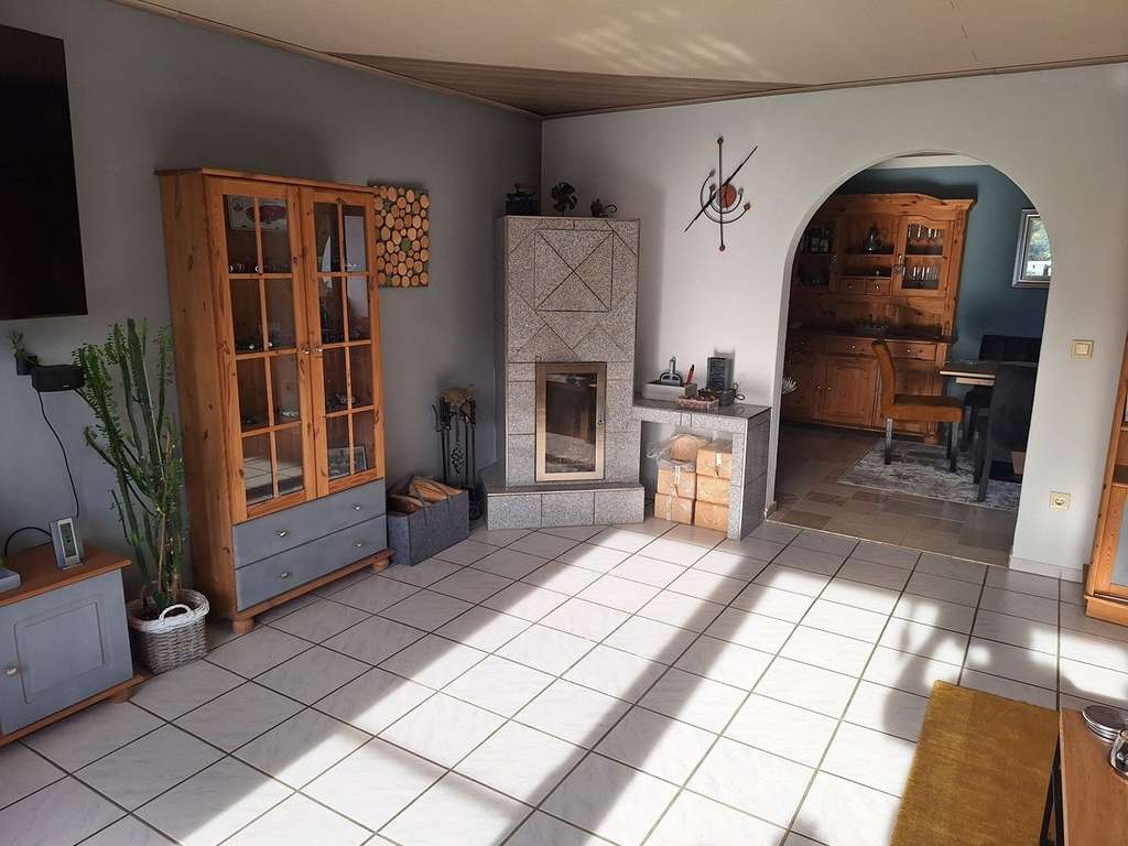 Immobilie in Regenstauf - Großzügige 4,5-Zimmer-Wohnung mit Balkon und Gartenanteil in 4-Familienhaus - Bild 0