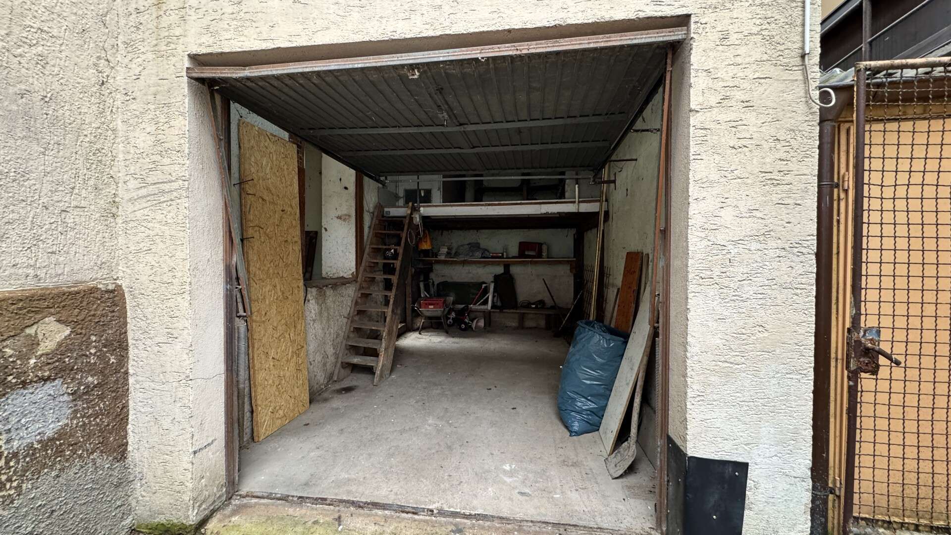 ROHJUWEL MIT PARKBLICK: ZENTRALES MEHRFAMILIENHAUS ZUR SANIERUNG IN CRAILSHEIM, Schwäbisch Hall Kreis – Bild 2