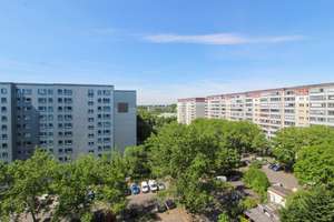 Bezugsfrei: Gut geschnittene 3-Zimmer-Wohnung mit grandioser Aussicht vom schönen Balkon – Die vollständige Adresse der Immobilie erhältst du vom Anbieter., 13051 Neu-Hohenschönhausen, Berlin – Vorschaubild 1