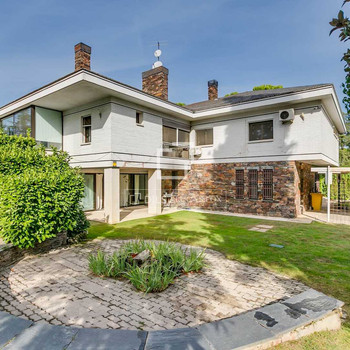 Freistehendes Haus mit Reformbedarf und einem spektakulären Grundstück zum Verkauf in La Moraleja