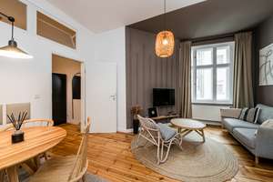 BEZUGSFREIE 2 ZIMMER ALTBAUWOHNUNG IN PRENZLAUER BERG