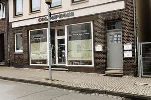 Einziehen und wohlfühlen: Moderne Dachgeschosswohnung in gepflegtem Wohn- und Geschäftshaus