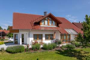 Familienhaus - Solides, gepflegtes und sonniges 2-Familienhaus mit großem Garten in schöner Dorflage – Die vollständige Adresse der Immobilie erhältst du vom Anbieter., 78727 Oberndorf am Neckar – Vorschaubild 2