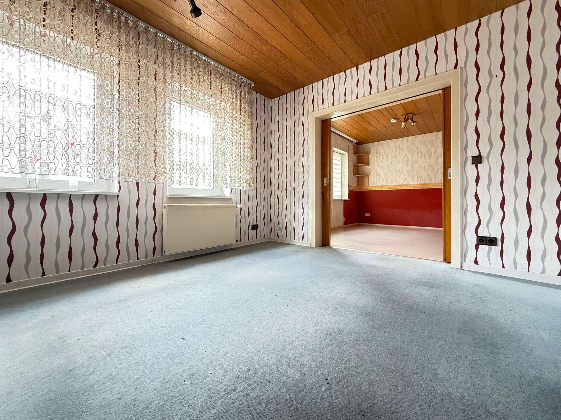 Immobilie in Herdorf - Viel Platz für die Familie – großzügiges Einfamilienhaus mit Wintergarten, Pool und zwei Garagen! - Bild 1