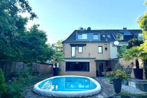 Außergewöhnliches Reiheneckhaus mit Pool, Dachterrassen-Potenzial und separatem Apartment