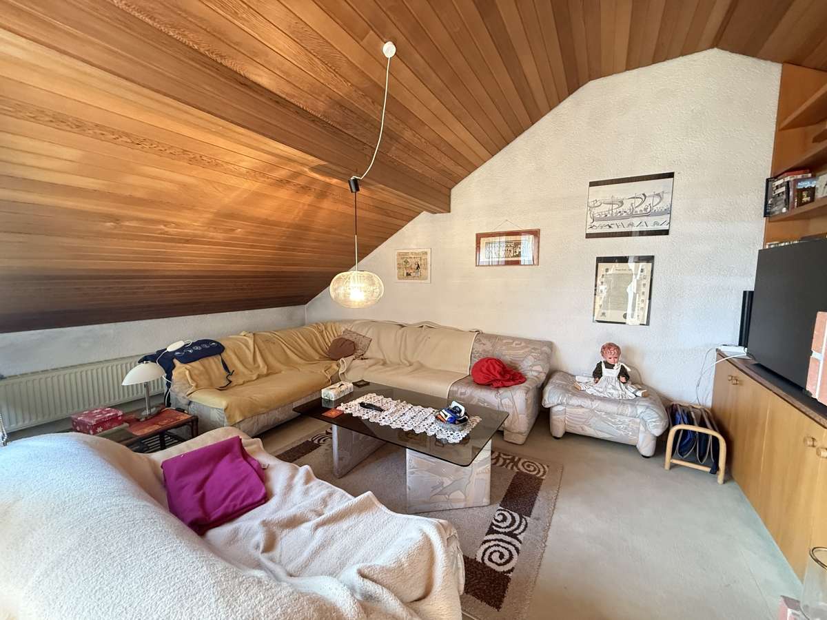 Immobilie in Mitterteich - Teilmodernisiertes Zweifamilienhaus mit kleiner Einliegerwohnung und großem Garten - Bild 2