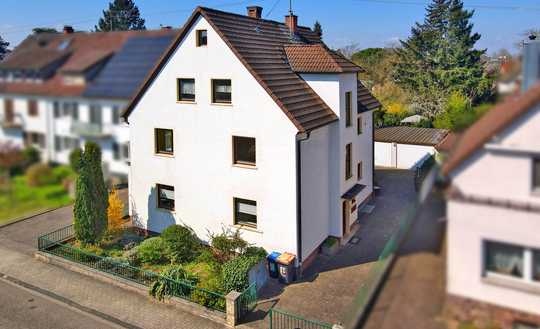 Charmantes Zweifamilienhaus mit ausgebautem Dachgeschoss, großem Garten und zwei freien Wohnungen