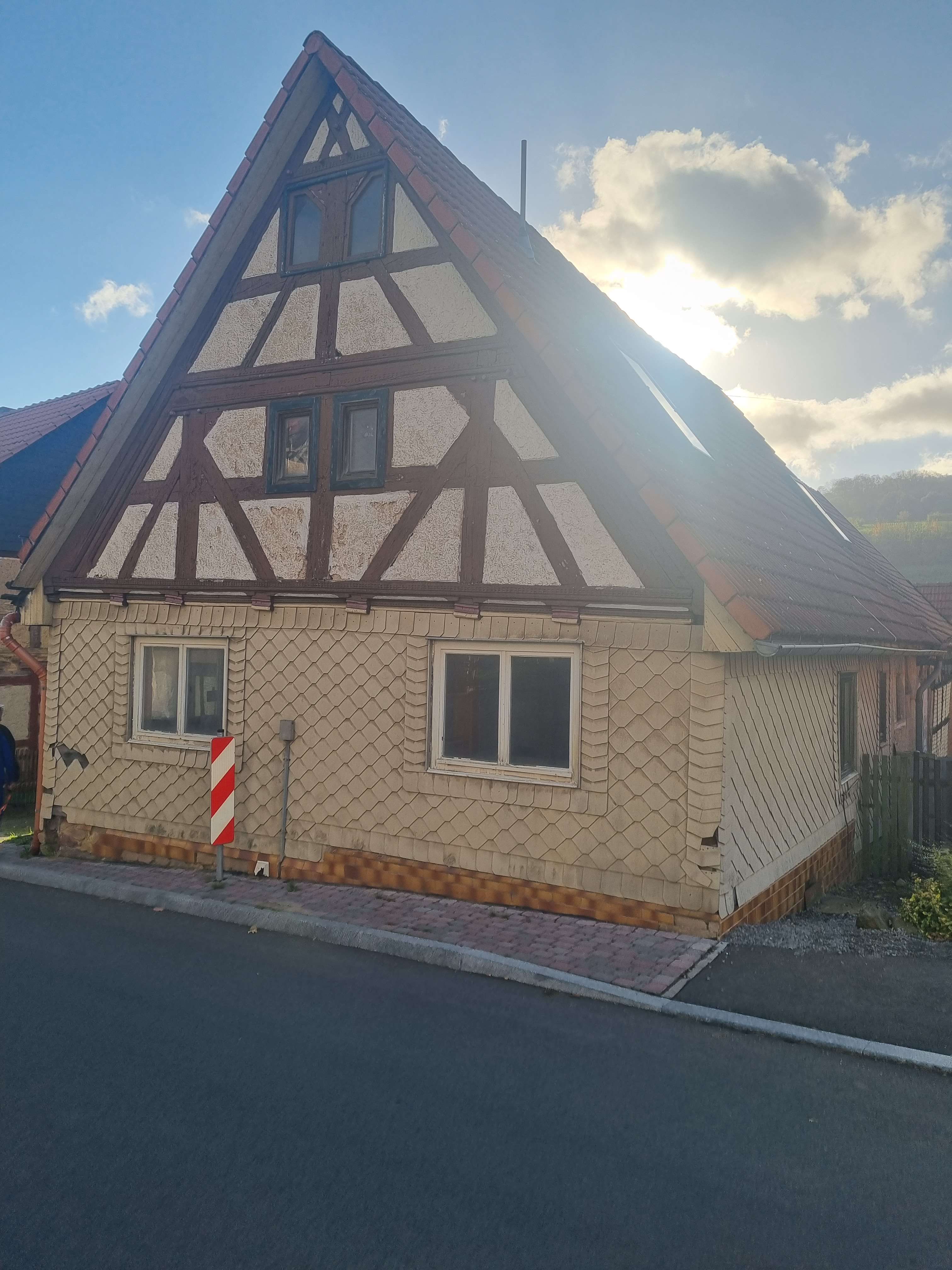 Sanierungsbedürftiges Wohnhaus mit Anbau sowie Scheune, Schmalkalden Meiningen Kreis – Bild 1
