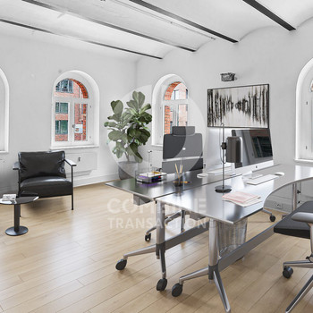 Büro im Backstein-Altbau über 2 Etagen in P-Berg an der Grenze zu Mitte. combine Transaction.