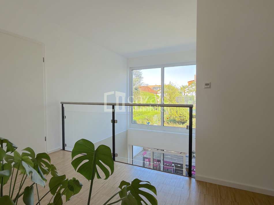Empore mit Blick in den Garten