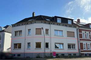 Großzügige Erdgeschosswohnung am Park mit Terrasse, Garten und Garage