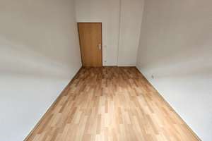 Ansprechende 2-Zimmerwohnung mit Einbauküche|Innenhofbalkon|Tageslichtbad mit Wanne|Abstellraum – Raiffeisenstraße 27, 39112 Leipziger Straße, Magdeburg – Vorschaubild 3