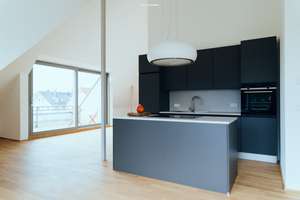 Helle, großzügige 2-Zimmer-Wohnung mit offenem Grundriss, EBK und Süd-Loggia in attraktiver Lage