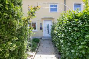 Familienfreundliche Lage am Truderinger Gymnasium - Reiheneckhaus mit Traumgarten und viel Potential