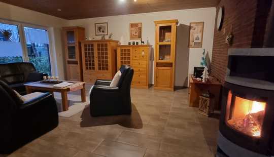 Bild von Immobilie mit mehreren Wohnbereichen in Friedeburg - Neues Carport und neue Heizung