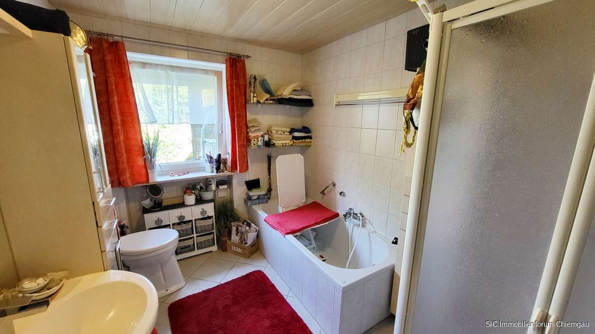 Immobilie in Palling - Für Gartenliebhaber! 
Ruhig & sonnig gelegene 
3-4 Zi.-Erdgeschosswohnung mit Wintergarten & Garag - Bild 0