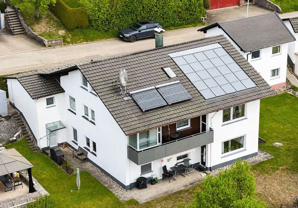 Immobilie in Dornhan - Viel Raum für Ihre Wohnträume – großzügiges Einfamilienhaus mit Weitblick, Gartenidylle und Potenzia - Bild 1