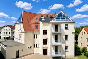 *  Besondere Dachwohnung mit großen Fensterflächen, Balken und Schrägen - ID 6728*