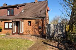 Zentral gelegene Doppelhaushälfte auf großzügigem Eigenlandgrundstück in Büsum – Die vollständige Adresse der Immobilie erhältst du vom Anbieter., 25761 Büsum – Vorschaubild 1