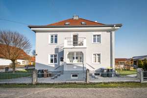 Stilvoll wohnen in Oberkammlach – Kleine Villa mit Geschichte und Flair - Großer Garten, 4 Garagen – Die vollständige Adresse der Immobilie erhältst du vom Anbieter., 87754 Kammlach – Vorschaubild 1