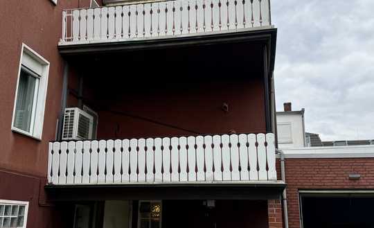 Zweifamilienhaus mit großem Garten und zwei Garagen