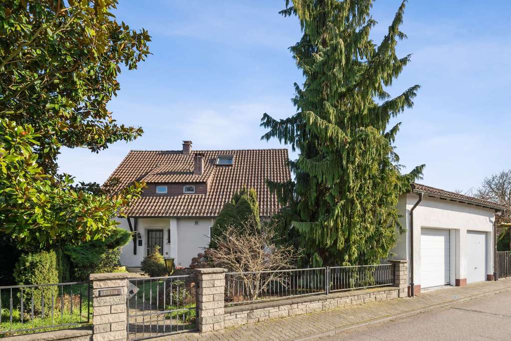 Immobilie in Römerberg - Freistehendes Einfamilienhaus mit Wintergarten, Balkon und großem Gartenparadies - Bild 1