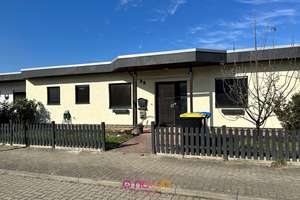 Barrierearmes Wohnen mit Stil – gepflegter Kettenbungalow mit Garten und Garage auf Erbbaugrundstück