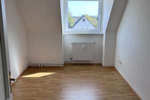 Dachgeschoßwohnung mit drei Zimmern und EBK in Lübeck – Ratzeburger Allee 100, 23562 Sankt Jürgen, Lübeck – Vorschaubild 3