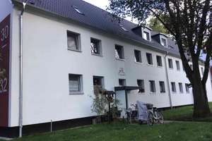 Schöne, renovierte 2,5-Zimmer-Wohnung mit Balkon