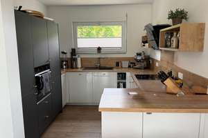 Exklusive Doppelhaushälfte mit ELW in traumhafter Aussichtslage – 01.08. in Bad Mergentheim-NK – Die vollständige Adresse der Immobilie erhältst du vom Anbieter., 97980 Bad Mergentheim – Vorschaubild 2