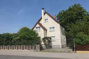 Einfamilienhaus mit Grundstück und Garage