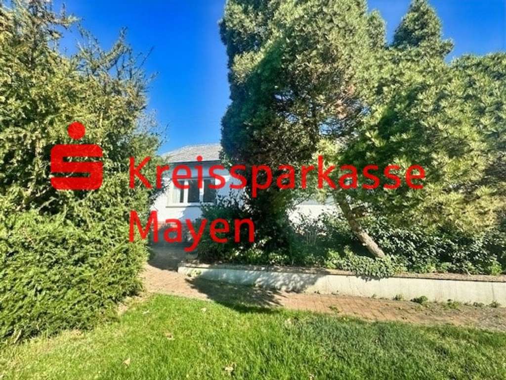Freistehendes Einfamilienhaus mit großem Garten und Garage