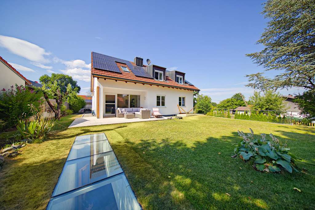 Immobilie in Straßlach-Dingharting - Luxuriöse Lebensqualität in idyllischer Dorflage vor den Toren Münchens - Bild 0