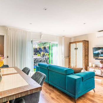 Diese elegante 208 m² große, komplett renovierte Wohnung mit hochwertigen Materialien wird zum Verka