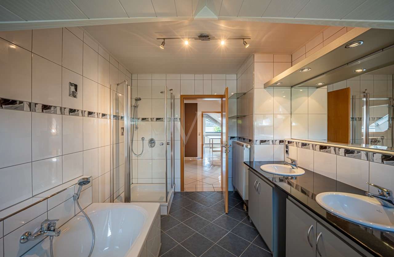 Immobilie in Berod bei Wallmerod - Großzügiges Ein-/Zweifamilienhaus in wunderschönem Wohngebiet – flexibel nutzbar und sofort bezugsbe - Bild 3