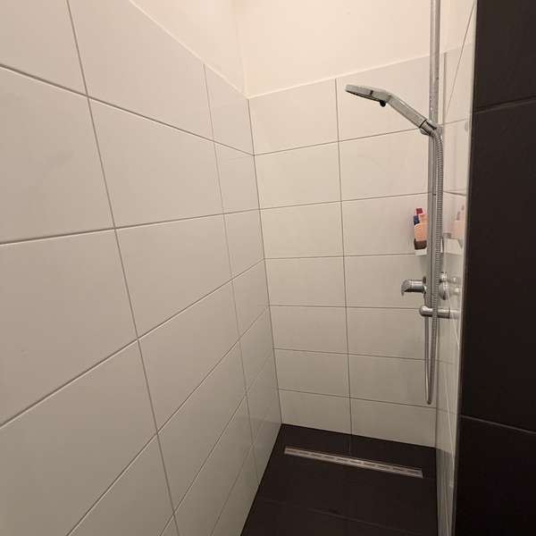 *** Moderne 4-Zimmer-Wohnung mit Stellplatz & zwei Bädern ***