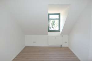 Frisch renovierte, schöne 2-Zimmer-Dachwohnung mit großem Balkon, Bad mit Dusche und sep. Essküche – 1662 Meißen – Vorschaubild 7