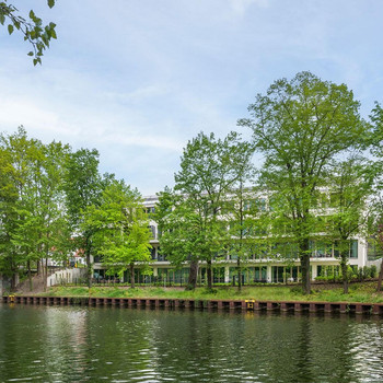 Moderne 3-Zimmer-Penthousewohnung mit Wasserblick nahe Tesla