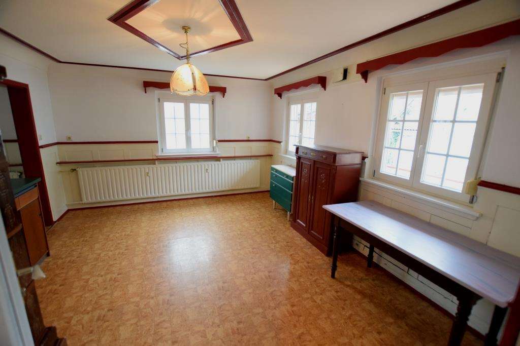 Größeres Wohn-/Geschäftshaus ( sanierungsbedürftig, ausbaufähig ) mit viel Potential..