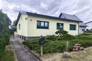 Idyllisches Einfamilienhaus mit ausgebauten Keller, Garage, Carport, Nebengelass und schönem Garten! – Die vollständige Adresse der Immobilie erhältst du vom Anbieter., 3238 Finsterwalde – Vorschaubild 2