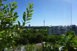 *MÜNCHEN - MOOSACH* Hochw. renov. 4-Zi.-ETW m. Weitbl. ü. Stadt u. Olympiap. bis z. Alpen, TG-Stpl.