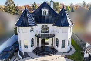 Luxus Villa mit 10 Zimmern, Poolhaus, Sauna, Whirlpool und Tiefgarage