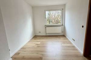 Reiheneckhaus (modernisiert/leerstehend) mit Garage und Garten**Privat*
