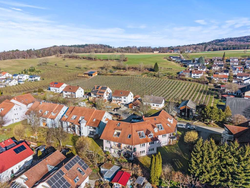 Immobilie in Owingen - Vermietete, helle 2-Zimmer-Dachgeschoss-Wohnung mit Loggia und TG-Stellplatz - Bild 1
