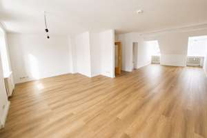 Modern renovierte, zentral gelegene Wohnung mit großzügigem Grundriss und zwei Balkonen