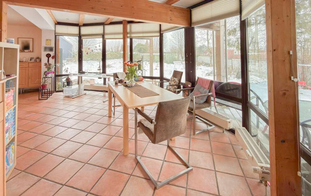 Immobilie in Schwentinental - Großzügiges Haus mit 2 Wohnungen, Garten, Keller, Kamin & Carport – vermietet,  später selber nutzen - Bild 1