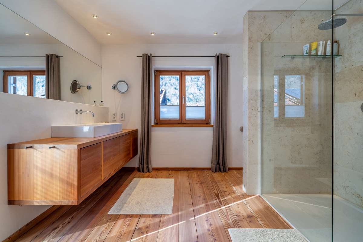 Immobilie in Schleching - Rarität in malerischer Lage:
Einzigartiges Anwesen im Landhaus-Stil mit Gästebereich und Alpenblick - Bild 0