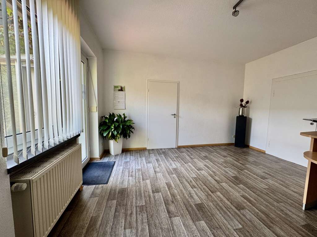 Immobilie in Stolzenau - Zweifamilienhaus mit einer Praxis, einer Wohneinheit und einem idyllischen Garten in Stolzenau! - Bild 2